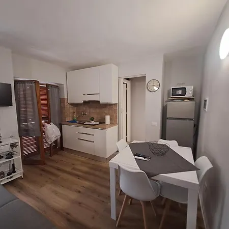 Apartament A Due Passi Dal Lago-a Stone's Throw From The